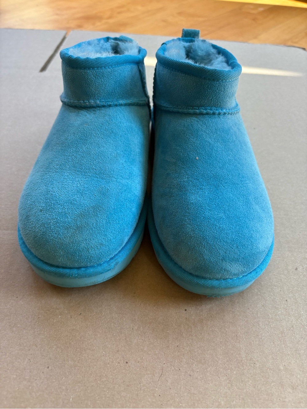 UGG Women’s Teal Suede Shearling Boot - Picture 3 of 3